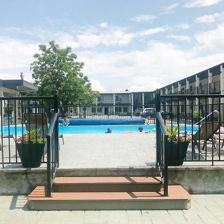 Oasis Inn Келоуна Екстериор снимка