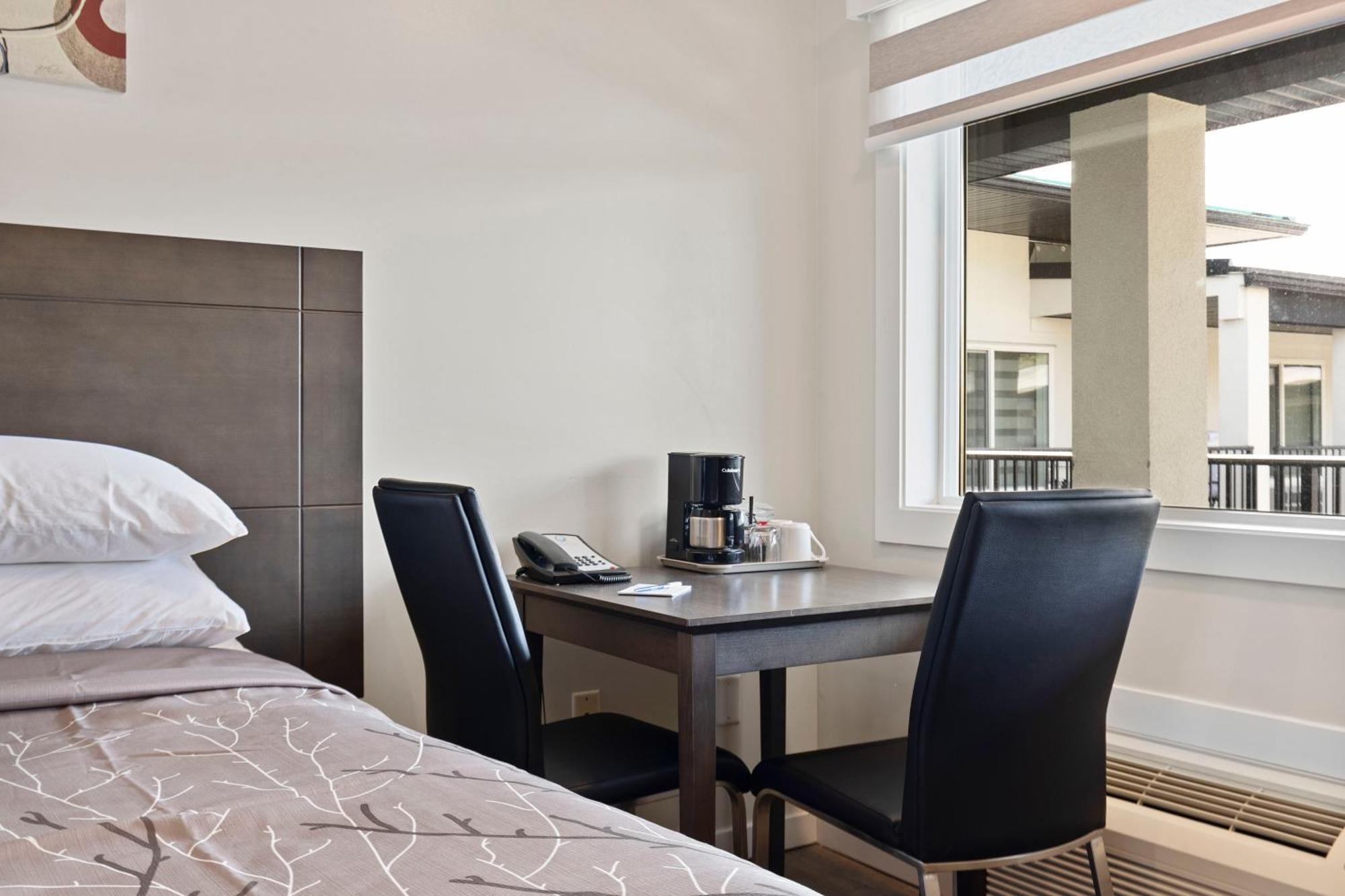 Oasis Inn Келоуна Екстериор снимка