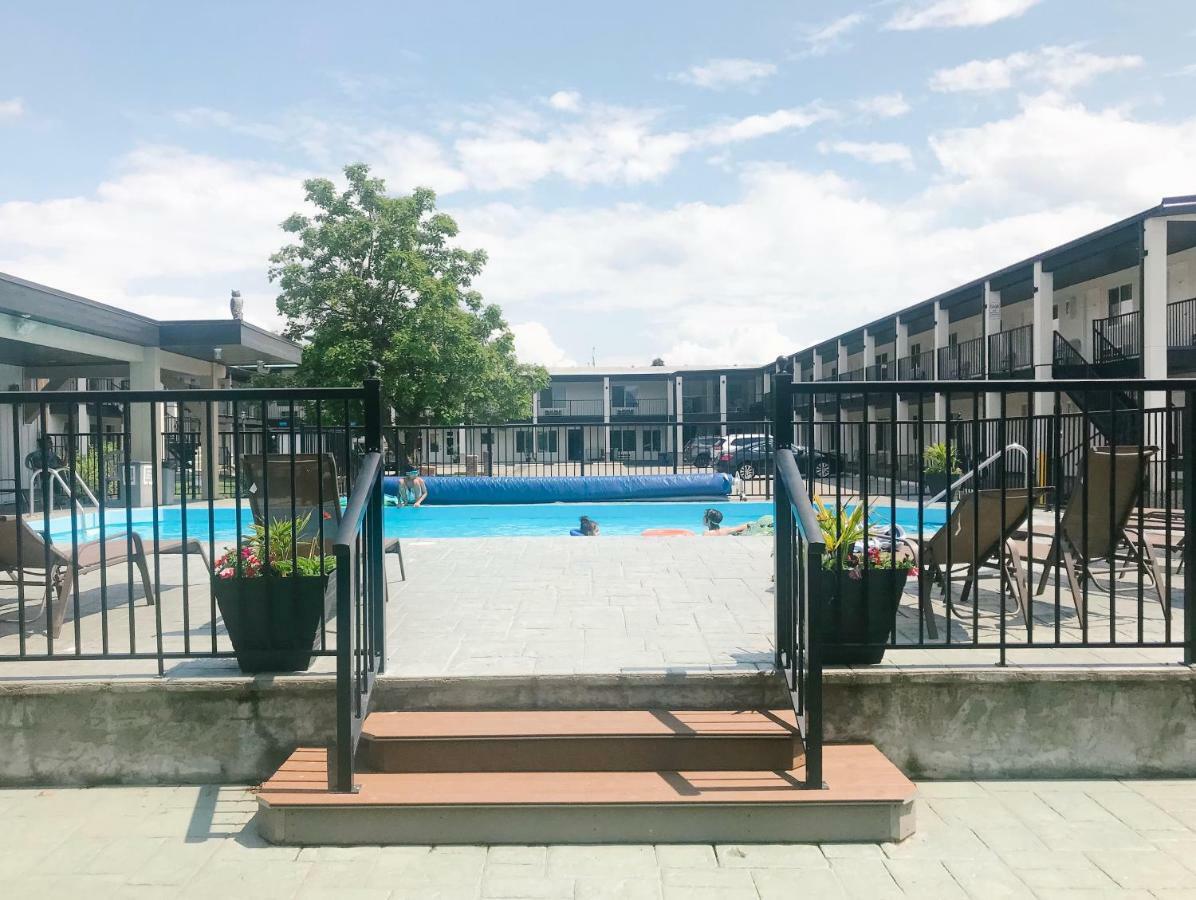 Oasis Inn Келоуна Екстериор снимка